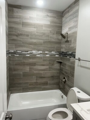 Douche, séchoir à cheveux, serviettes fournies, savon