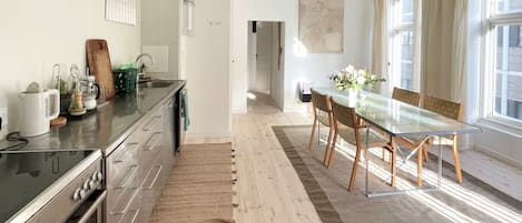 Ovn, kokeplater, oppvaskmaskin og kaffetrakter/tekoker