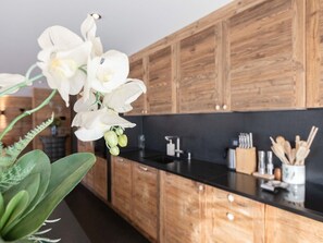 Mikrovågsugn, diskmaskin och barnstol