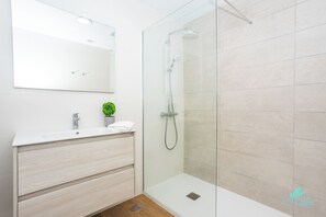 Douche, séchoir à cheveux, serviettes fournies