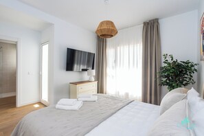 3 chambres, coffres-forts dans les chambres, fer et planche à repasser