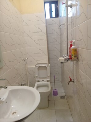 Serviettes fournies, papier toilette