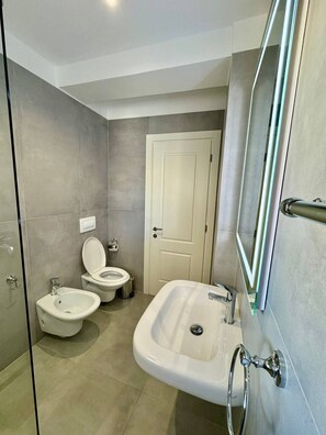 Apartamento, 1 habitación, balcón, vistas a la ciudad | Baño