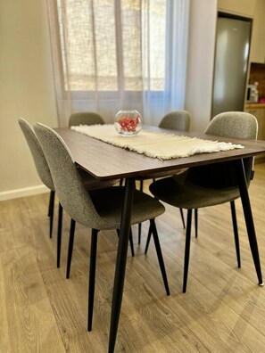 Apartamento, 1 habitación, balcón, vistas a la ciudad | Comedor