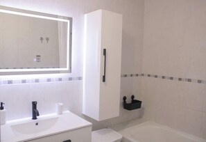 ヘアドライヤー、タオル、石鹸、トイレットペーパー