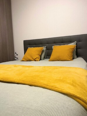 2 bedrooms, iron/ironing board, WiFi, bed sheets - The SkyFall: superb apartment, terrace and parking space (Longwy)