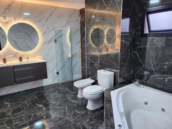 Suite Presidensial | Kamar mandi | Pengering rambut, handuk, sabun, dan sampo