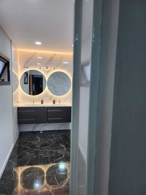 Presidential Suite | Bathroom | Hair dryer, towels, soap, shampoo - Hotel El Paraiso Boutique (Villa Carlos Paz)