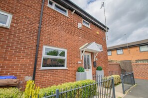 Exterior - 2 Bedroom House in Salford, near City centre and University. (Manchester)