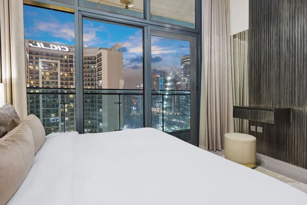 2 bedrooms, desk, iron/ironing board, WiFi
