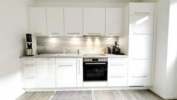 Fridge, oven, stovetop, dishwasher
