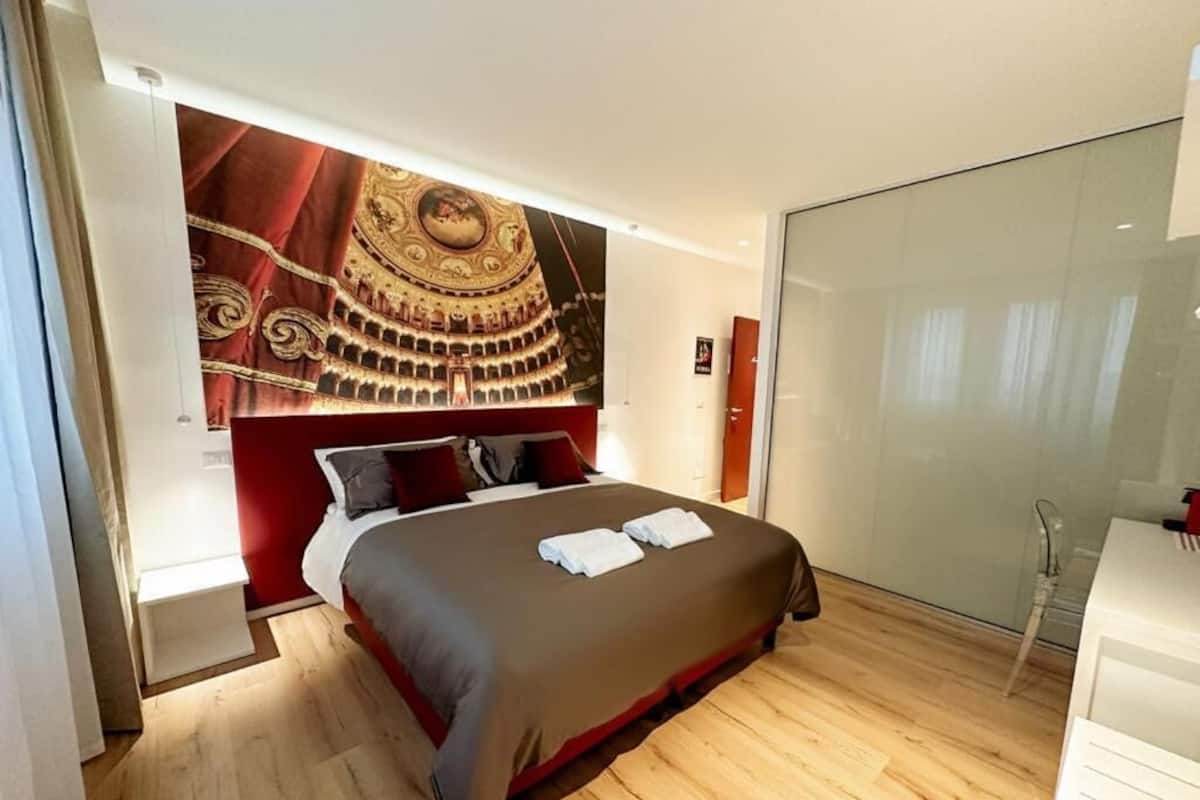 Deluxe Double or Twin Room | In-room safe, desk, laptop workspace, blackout drapes