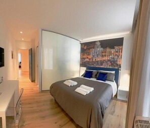 In-room safe, desk, laptop workspace, blackout curtains - Bed-da Catania Rooms (Catania)