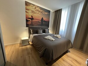 In-room safe, desk, laptop workspace, blackout drapes - Bed-da Catania Rooms (Catania)