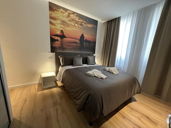 Habitació Comfort, vistes a la ciutat | Caixa forta a l'habitació i escriptori