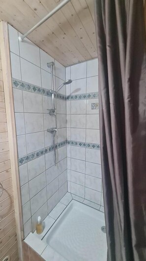 Sèche-cheveux, serviettes fournies