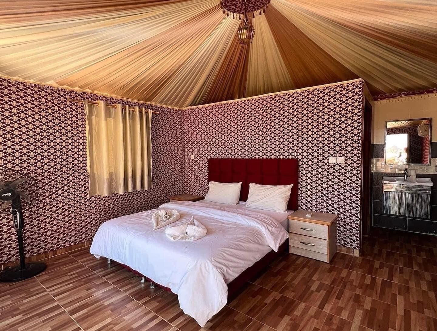 Dobbelt- eller tomannsrom – deluxe, bakgårdsutsikt | Safe på rommet, lydisolert og strykejern/-brett