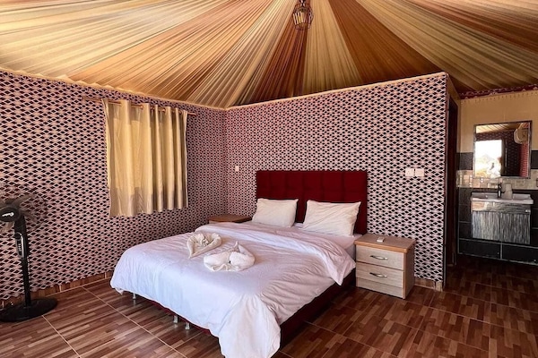 Dobbelt- eller tomannsrom – deluxe, bakgårdsutsikt | Safe på rommet, lydisolert og strykejern/-brett