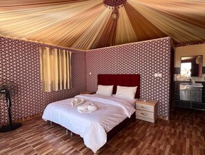 Deluxe-Doppel- oder -Zweibettzimmer, Blick auf den Innenhof | Zimmersafe, schallisolierte Zimmer, Bügeleisen/Bügelbrett