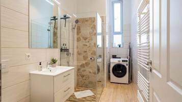 Dusche, Haartrockner, Handtücher, Seife