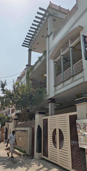 Front of property - Hotel Devvanshi Vila (Varanasi)