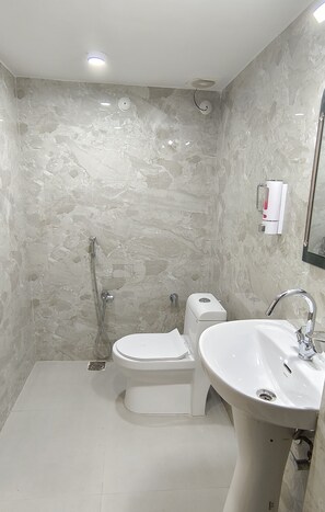 Premium Double Room | Bathroom - Hotel Devvanshi Vila (Varanasi)