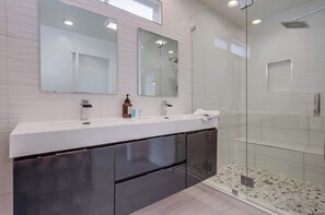 Shower, hair dryer, towels - Ocean views, steps to beach, family, dining, shops (San Diego)