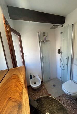 Séchoir à cheveux, bidet, serviettes fournies, savon