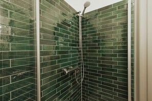 Dusche, Haartrockner, Handtücher, Seife