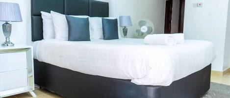 4 عدّة غرف نوم ومكواة/لوح كي وواي فاي وملاءات أسرّة