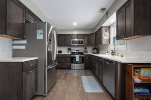 Frigorifero, microonde, piano cottura, lavastoviglie