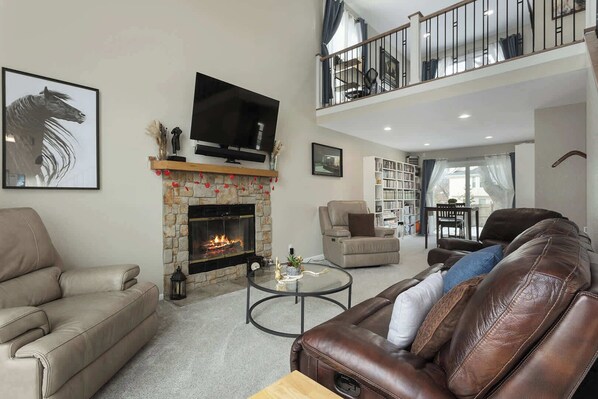 Televisión y chimenea 