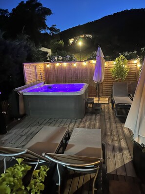 Outdoor spa tub