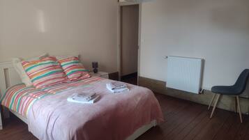 1 slaapkamer, een strijkplank/strijkijzer, wifi, beddengoed