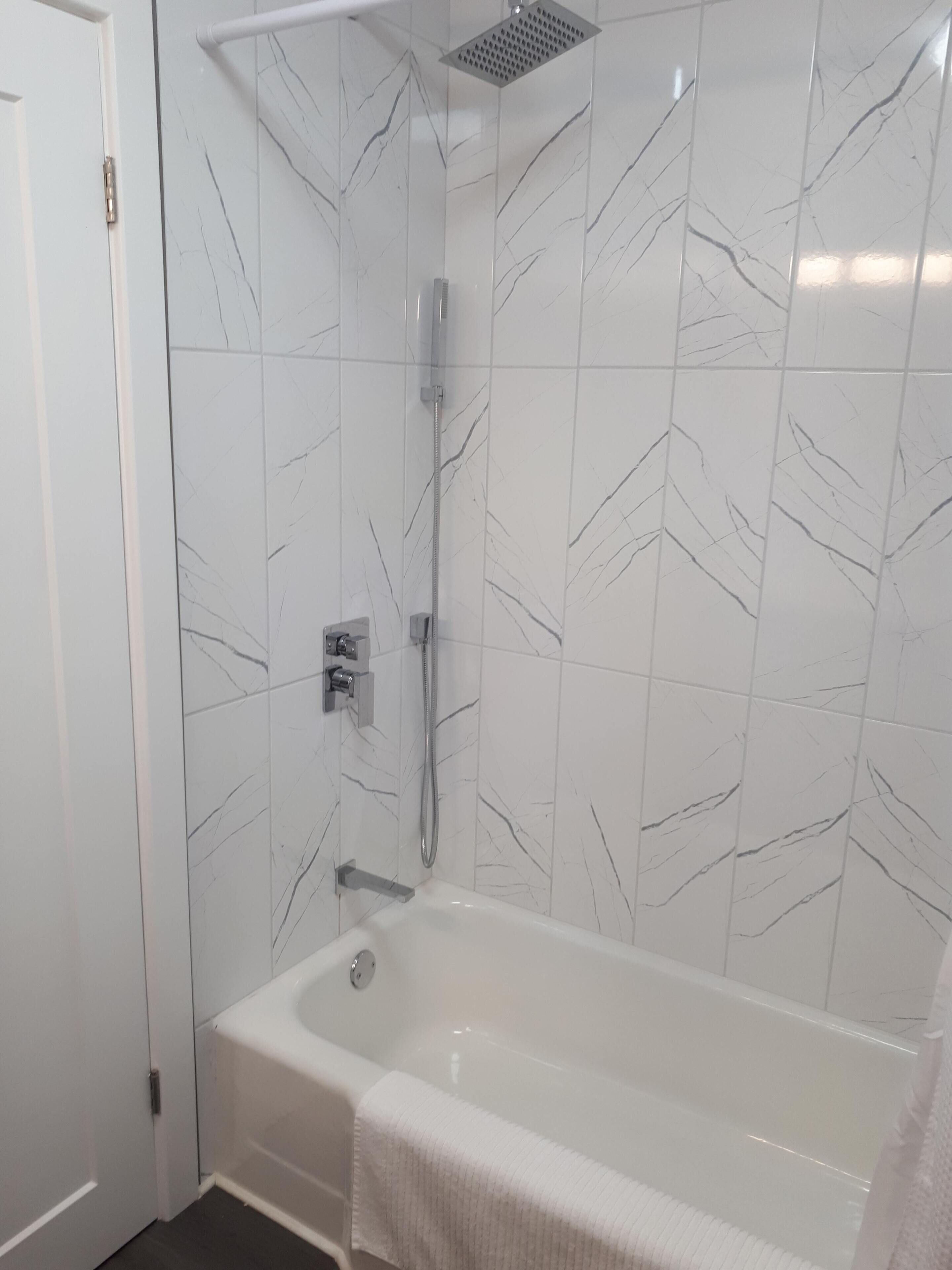 Ducha, secador de pelo, toallas, shampoo
