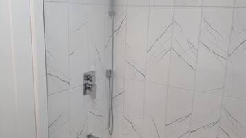 Ducha, secador de pelo, toallas, shampoo