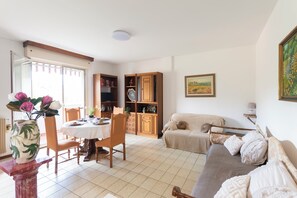 Departamento, 2 habitaciones, con acceso para personas discapacitadas, balcón | Sala de estar