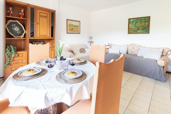 Apartment, 2 Bedrooms, Accessible, Balcony | Dining room