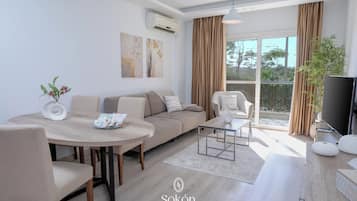 Apartamento clásico | Zona de estar | Televisión de pantalla plana de 50 pulgadas con canales premium