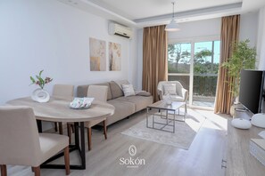 Appartement Classique | Coin séjour | Télévision à écran plat de 50 pouces avec chaßnes thématiques