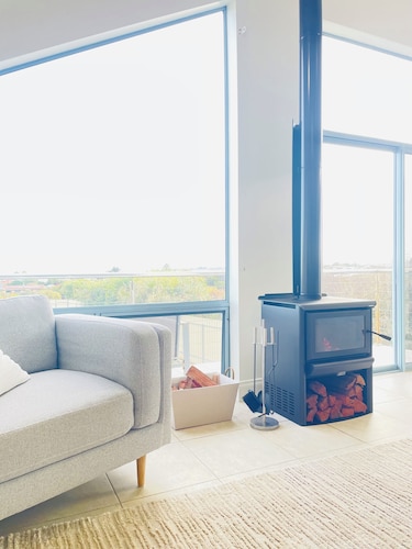 Beach, sunsets, explore, relax. Linen, bikes, games, food essentials provided!