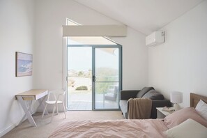 3 slaapkamers, een bureau, een strijkplank/strijkijzer, reisbedje