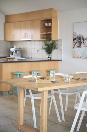 Dining - Beach, sunsets, explore, relax. Linen, games, food essentials provided! (Middleton)