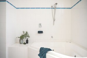 Baignoire à jets, articles de toilette écologiques, sèche-cheveux