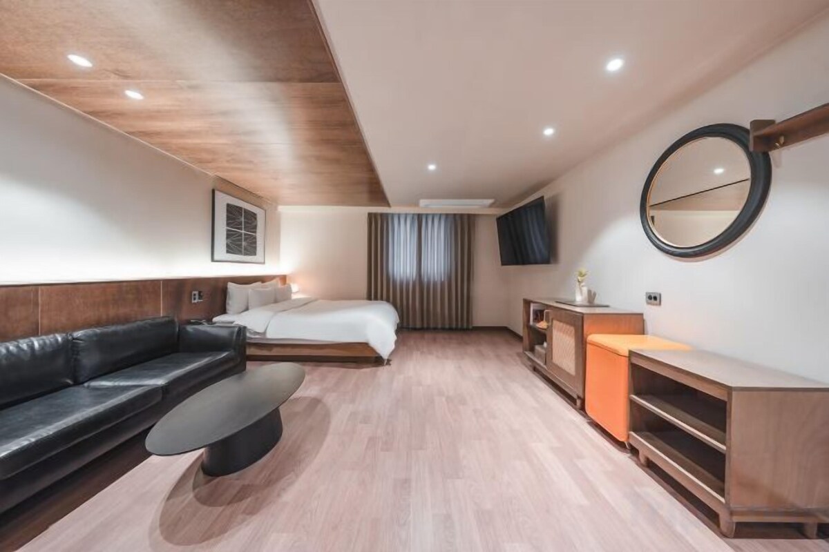 Soundproofing, free WiFi, bed sheets