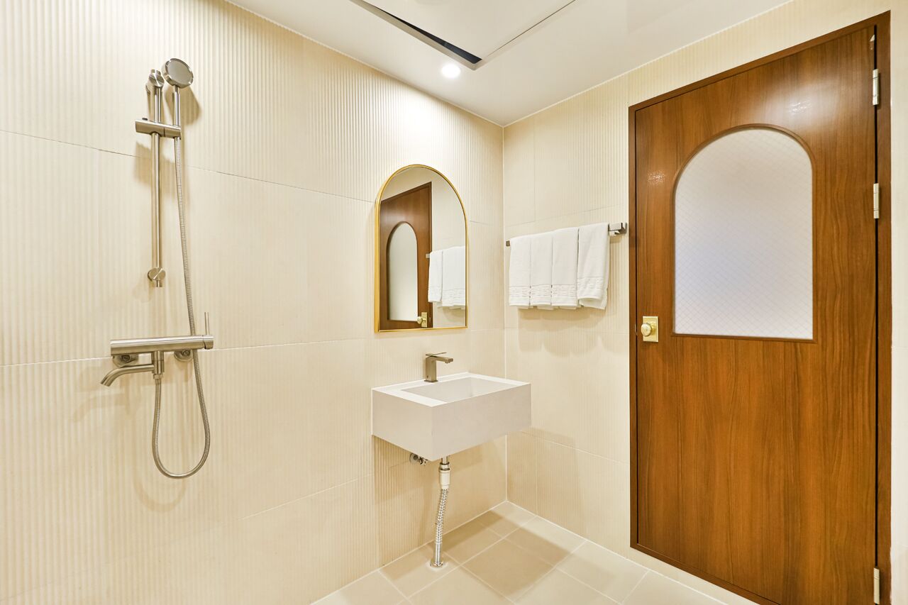Suite Twin | Bathroom | Shower, free toiletries, hair dryer, bathrobes