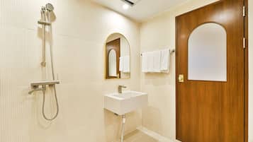 Suite Twin | Phòng tắm | Buồng tắm vòi sen, đồ dùng nhà tắm miễn phí, máy sấy tóc