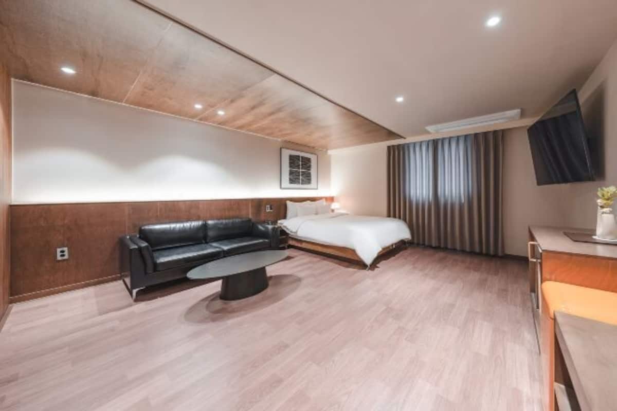 Soundproofing, free WiFi, bed sheets
