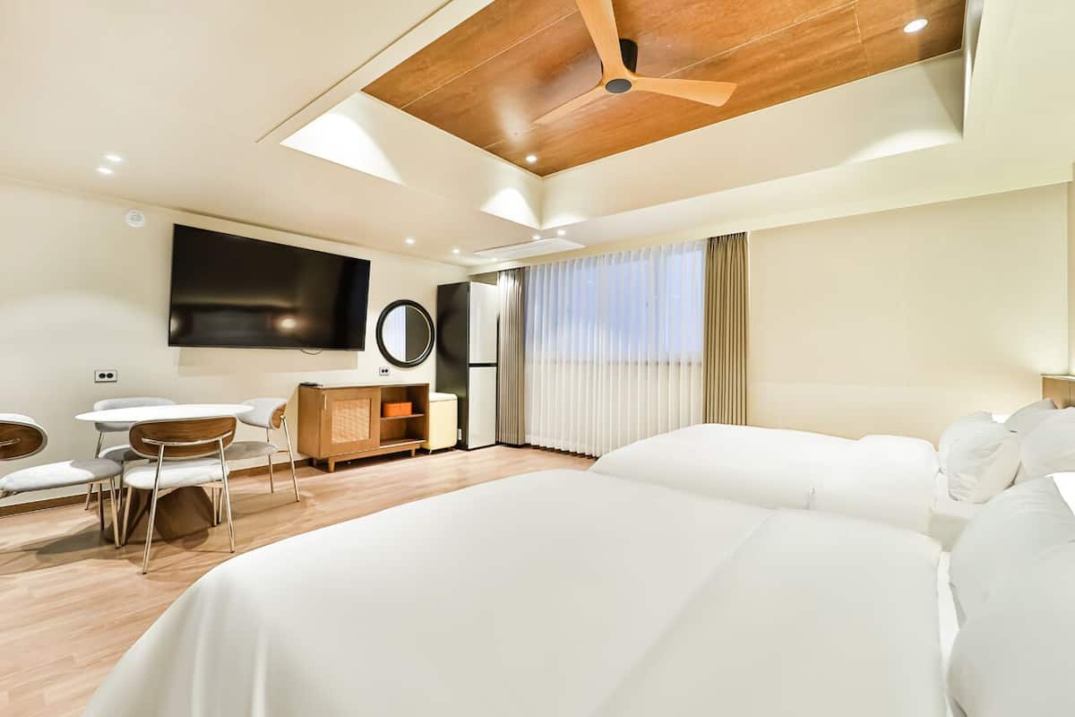 Soundproofing, free WiFi, bed sheets