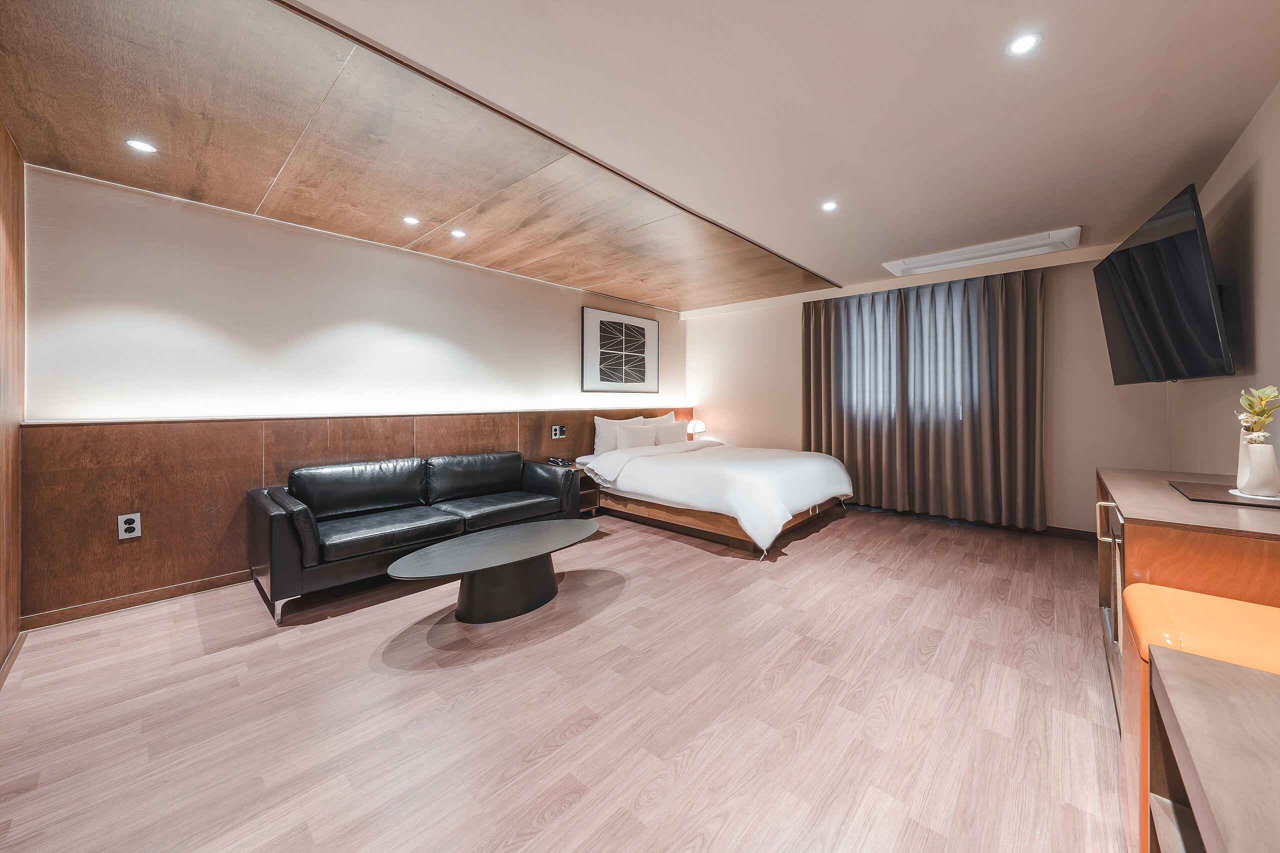 Soundproofing, free WiFi, bed sheets